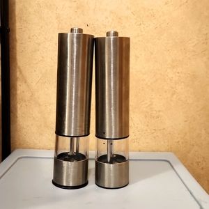 Electric salt and pepper grinders